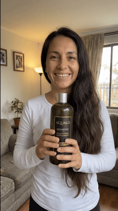Clienta mostrando el shampoo AQUALO Romero + Queratina